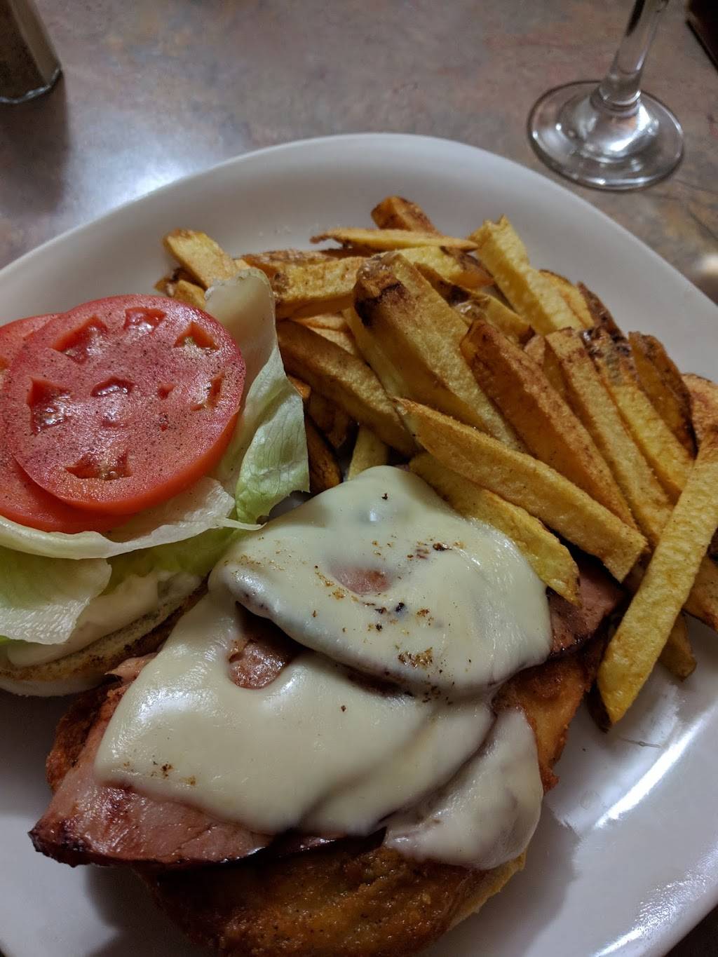 Square Plates Family Restaurant | restaurant | 836 Armour Rd, Peterborough, ON K9H 2A2, Canada | 7058768585 OR +1 705-876-8585