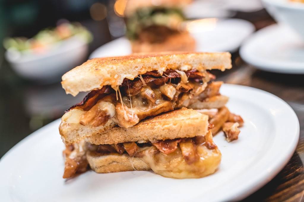 LGros Luxe Victoriaville | restaurant | 150 Boulevard des Bois Francs S, Victoriaville, QC G6P 4S3, Canada | 8196044627 OR +1 819-604-4627