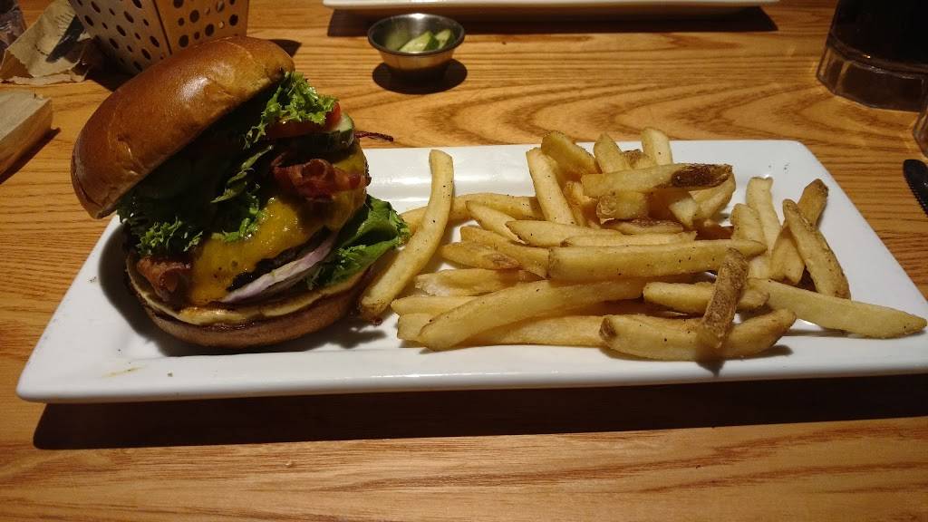 Chilis Grill & Bar | meal takeaway | 4305 24th Ave, Fort Gratiot Twp, MI 48059, USA | 8103851103 OR +1 810-385-1103