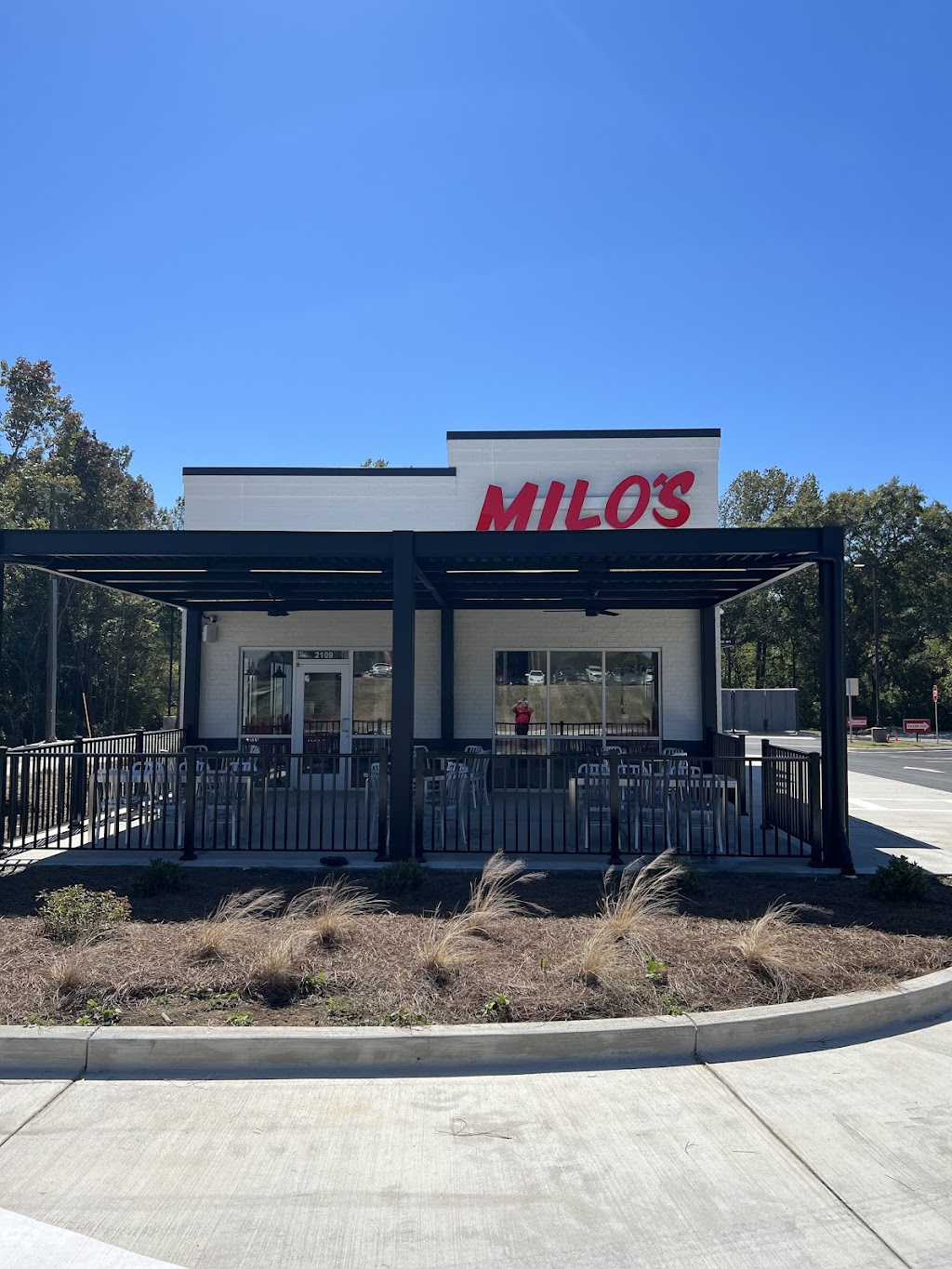 Milos Hamburgers | restaurant | 2109 7th St S, Clanton, AL 35045, USA | 2059907001 OR +1 205-990-7001