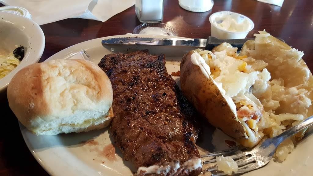 Lighthouse Bar & Grill | restaurant | 10215 S 168th St #201, Omaha, NE 68136, USA | 4025041915 OR +1 402-504-1915