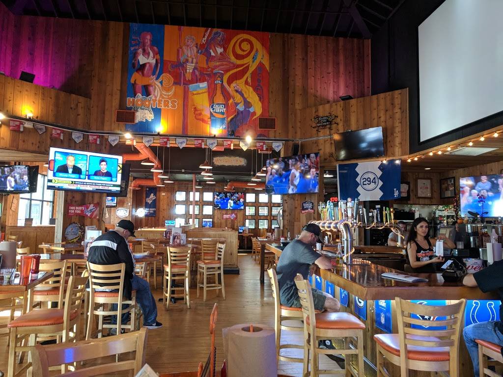 Hooters | restaurant | 600 N 1st St, Burbank, CA 91502, USA | 8188489464 OR +1 818-848-9464