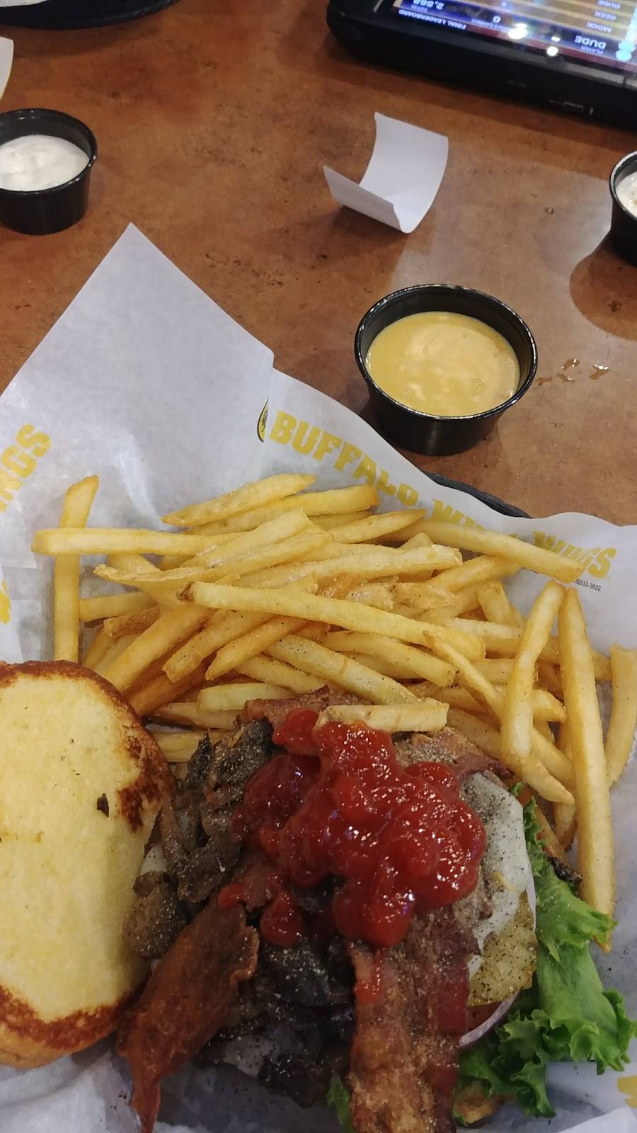 Buffalo Wild Wings | restaurant | 5755 Northwest Hwy, Crystal Lake, IL 60014, USA | 8153560333 OR +1 815-356-0333