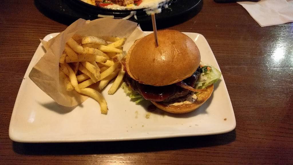 TGI Fridays | restaurant | 2410 Walter Payton Memorial Highway, Oswego, IL 60543, USA | 6305547337 OR +1 630-554-7337