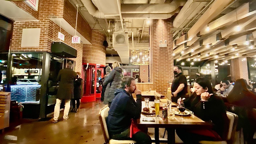 Gordon Ramsay Burger | restaurant | 2 E Ontario St, Chicago, IL 60611, USA | 3129718931 OR +1 312-971-8931