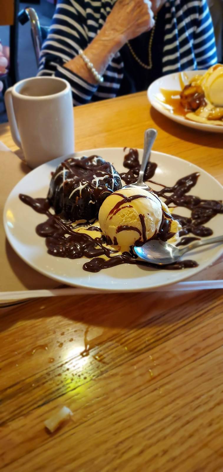 Applebees Grill + Bar | restaurant | 900 Lew Dewitt Blvd, Waynesboro, VA 22980, USA | 5409497300 OR +1 540-949-7300