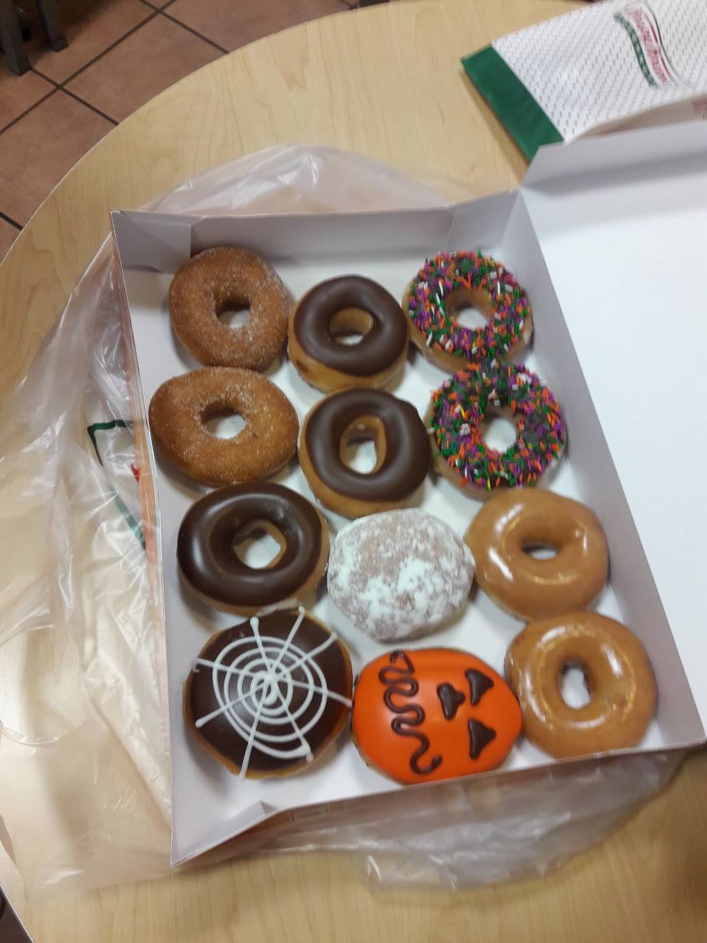 Krispy Kreme | bakery | 2600 S Cooper St, Arlington, TX 76015, USA | 8174600792 OR +1 817-460-0792