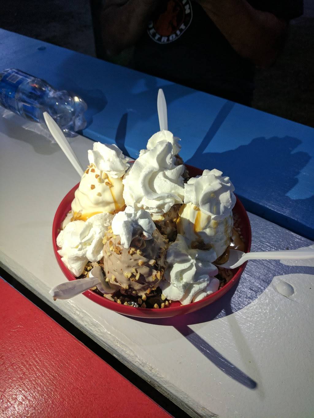 Whippy Dip | restaurant | 591 N 18th Ave, Mears, MI 49436, USA | 2318734715 OR +1 231-873-4715