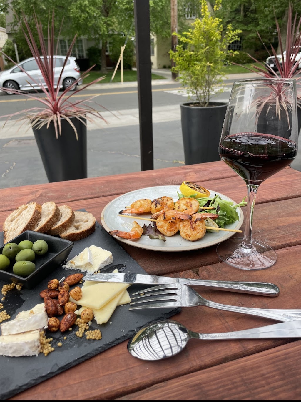 The Nook Bistro & Wine Bar | restaurant | 3610 McKinley Blvd, Sacramento, CA 95816, USA | 9162284065 OR +1 916-228-4065