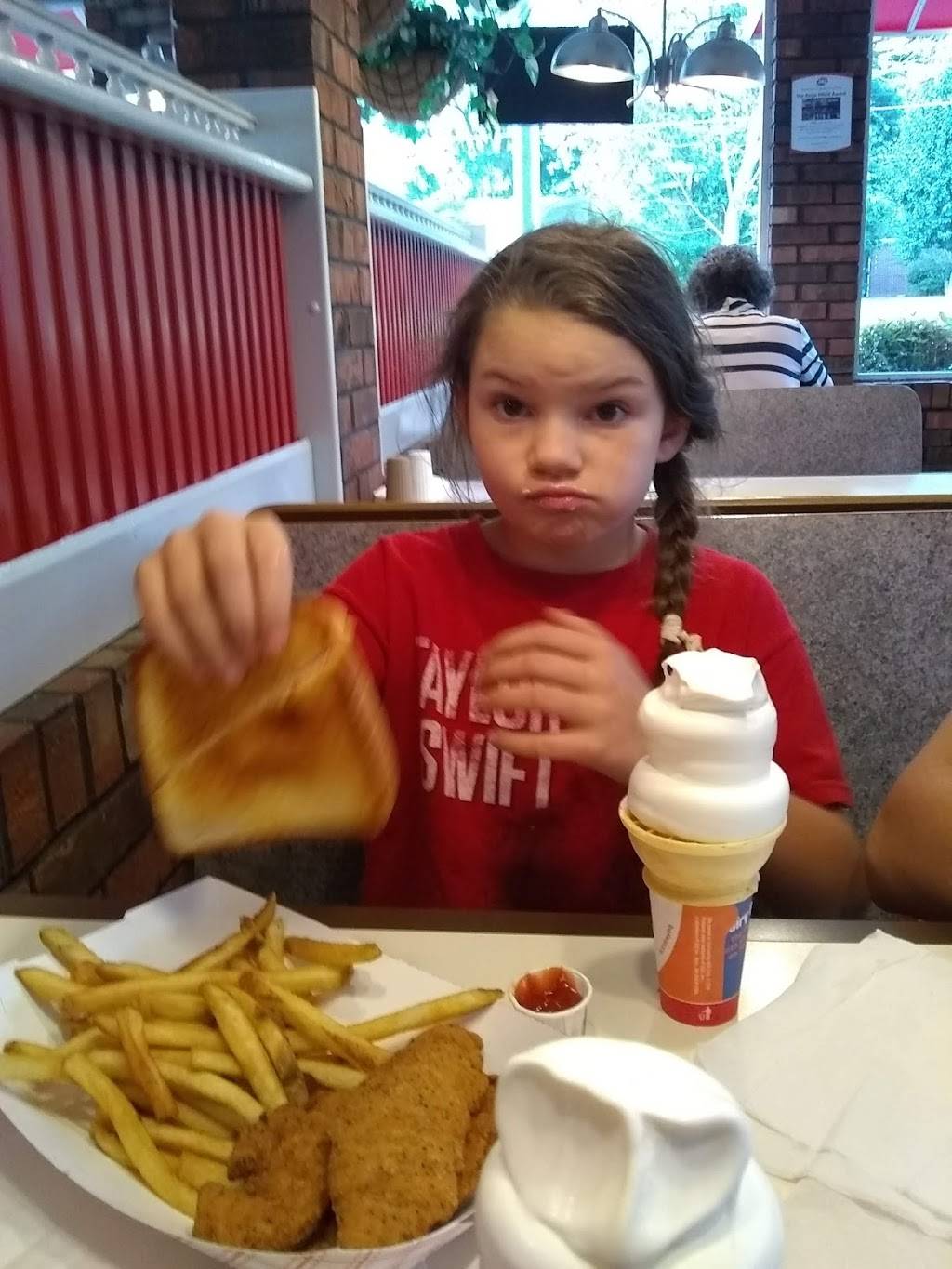 Dairy Queen | restaurant | 555 Elm St, Martin, TN 38237, USA | 7315873511 OR +1 731-587-3511