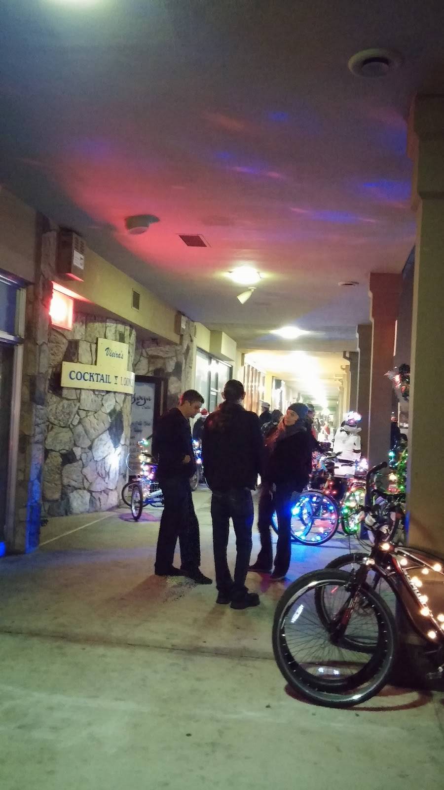 Vieiras Lounge | restaurant | 1700 McHenry Ave, Modesto, CA 95350, USA | 2095713900 OR +1 209-571-3900