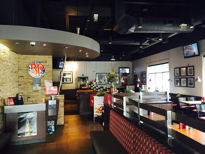 Boston Pizza | restaurant | 521 W Hunt Club Rd, Nepean, ON K2G 5W5, Canada | 6132263374 OR +1 613-226-3374