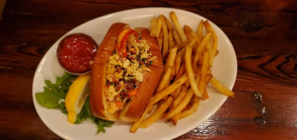 Marthas Vineyard Chowder Company | restaurant | 9 Oak Bluffs Ave, Oak Bluffs, MA 02557, USA | 5086963000 OR +1 508-696-3000