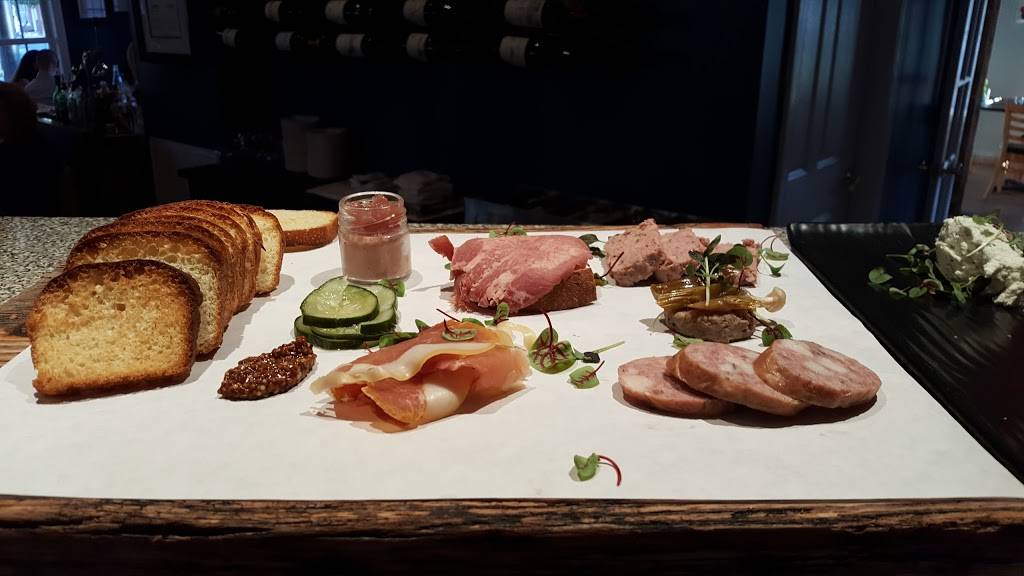 Market Table Bistro | restaurant | 13 E Broad Way, Lovettsville, VA 20180, USA | 5408223008 OR +1 540-822-3008