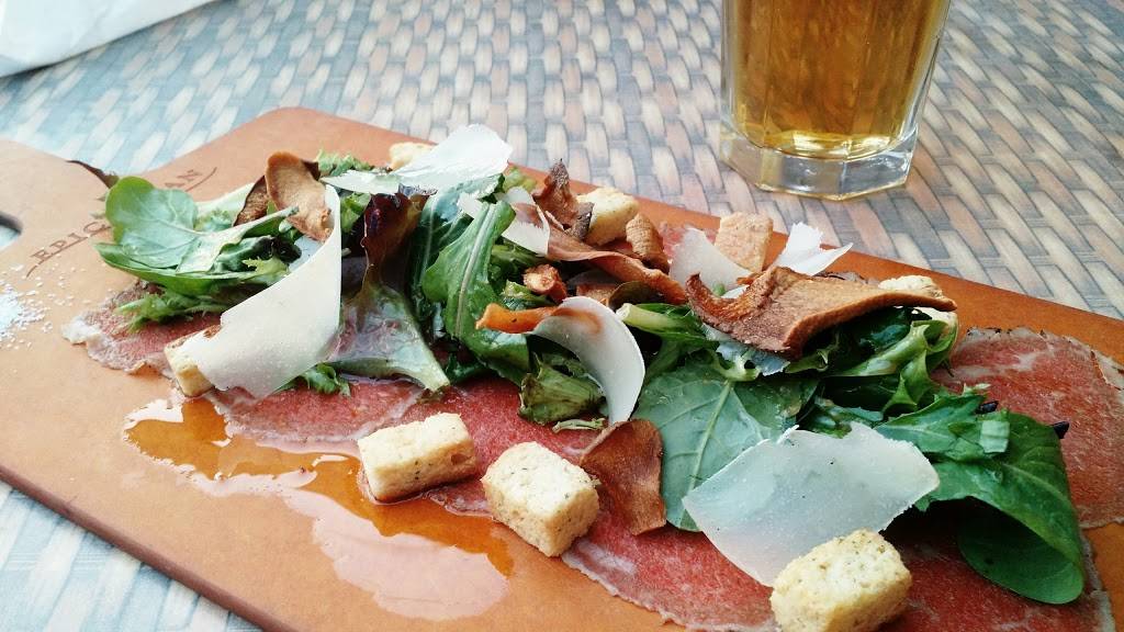 Churchills | restaurant | 356 Richmond Rd, Ottawa, ON K2A 0E8, Canada | 6134213775 OR +1 613-421-3775