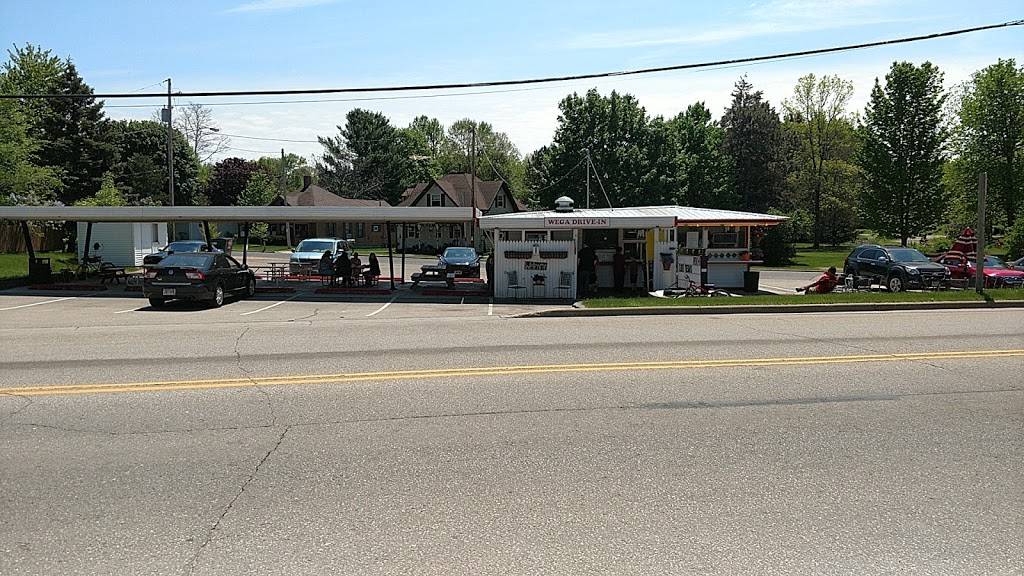 Wega Drive-In | restaurant | 417 W Main St, Weyauwega, WI 54983, USA | 9208673050 OR +1 920-867-3050