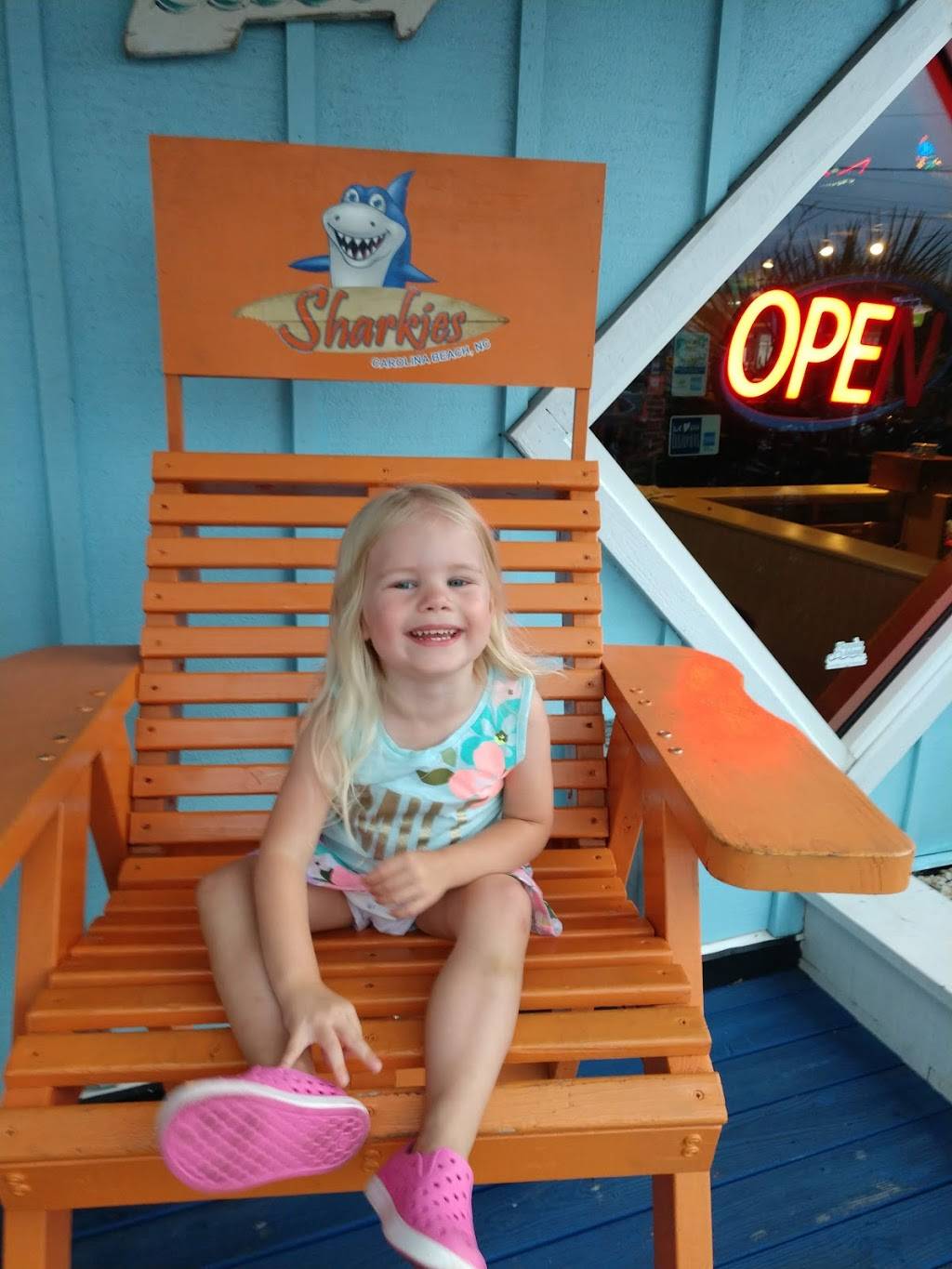 Sharkies Burgers & Brews | restaurant | 300 N Lake Park Blvd, Carolina Beach, NC 28428, USA | 9107071169 OR +1 910-707-1169