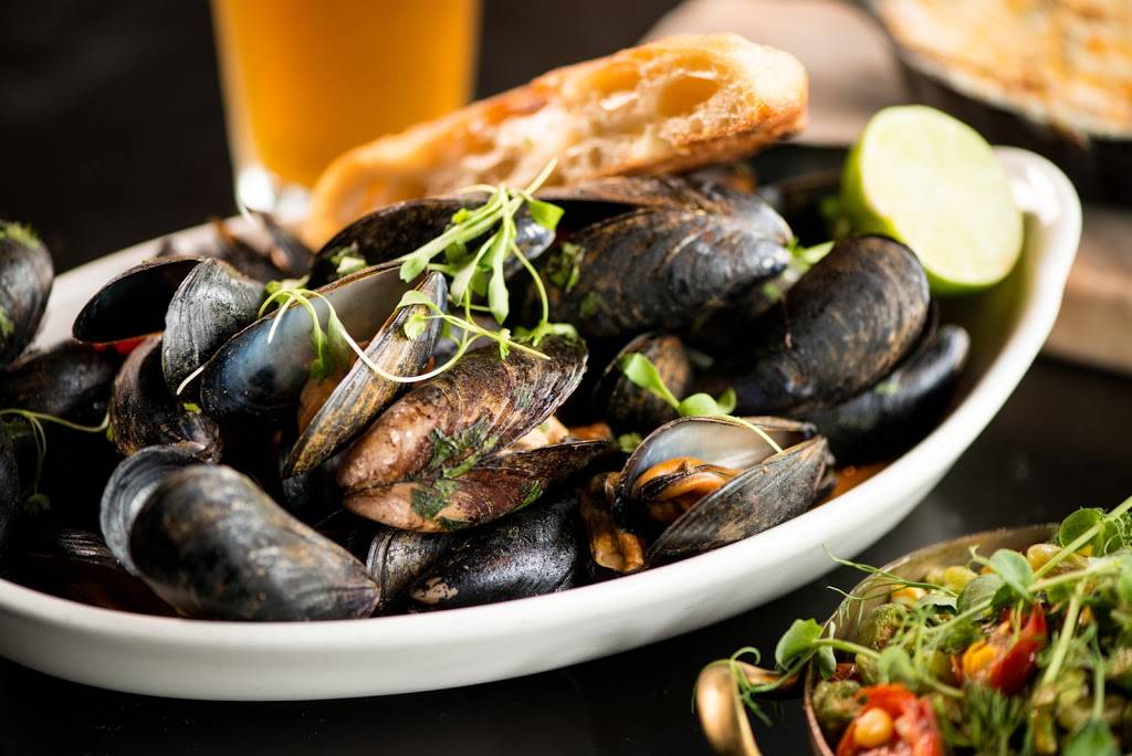 Molly Bs | restaurant | 1414 Andrew Young International Blvd, Mercedes-Benz Stadium, Atlanta, GA 30313, USA | 4703415050 OR +1 470-341-5050