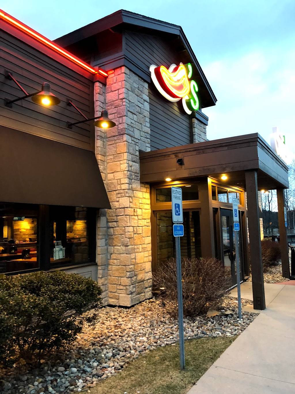 Chilis Grill & Bar | meal takeaway | 131 River Rd, Andover, MA 01810, USA | 9786865075 OR +1 978-686-5075