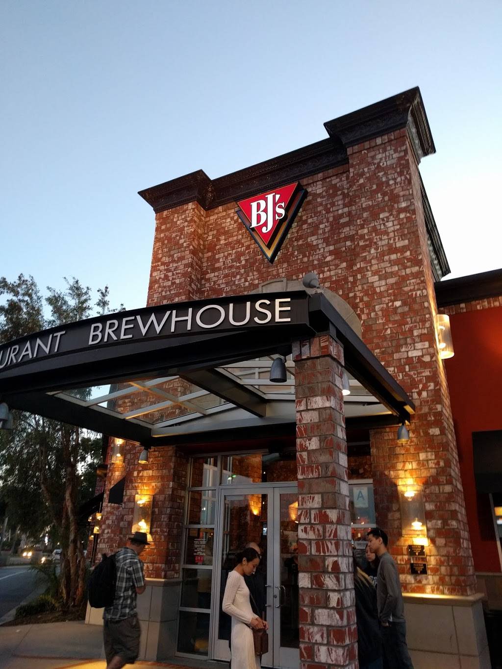 BJs Restaurant & Brewhouse | restaurant | 11101 183rd St, Cerritos, CA 90703, USA | 5624670850 OR +1 562-467-0850