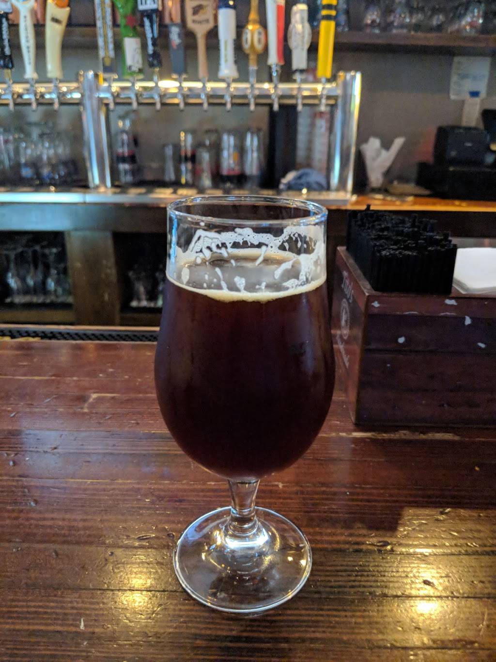 Commonwealth Tavern | restaurant | 2000 W Roscoe St, Chicago, IL 60618, USA | 7736977965 OR +1 773-697-7965