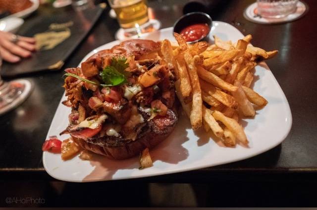 Kumas Corner | restaurant | 2900 W Belmont Ave, Chicago, IL 60618, USA | 7736048769 OR +1 773-604-8769