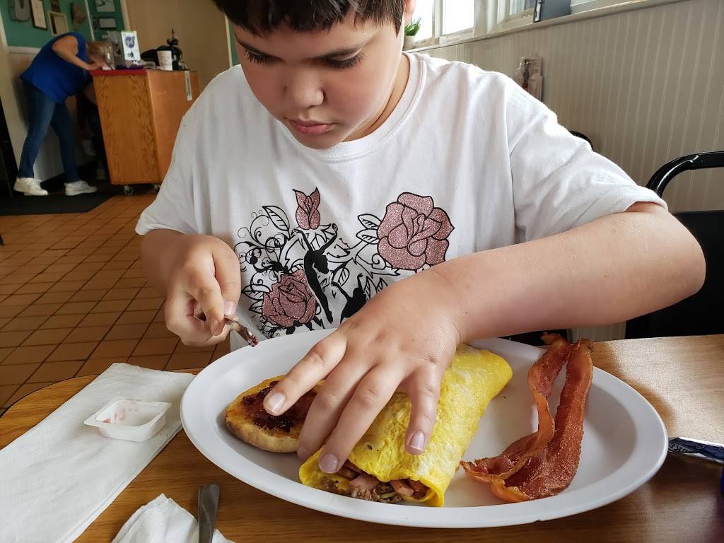 Cross Roads cafe | restaurant | 1795 US-231, Bloomfield, IN 47424, USA | 8123844222 OR +1 812-384-4222