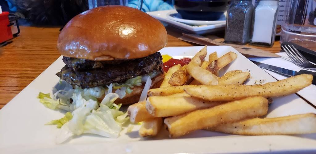 Chilis Grill & Bar | restaurant | 1706 E Cheyenne Mountain Blvd, Colorado Springs, CO 80906, USA | 7195760440 OR +1 719-576-0440