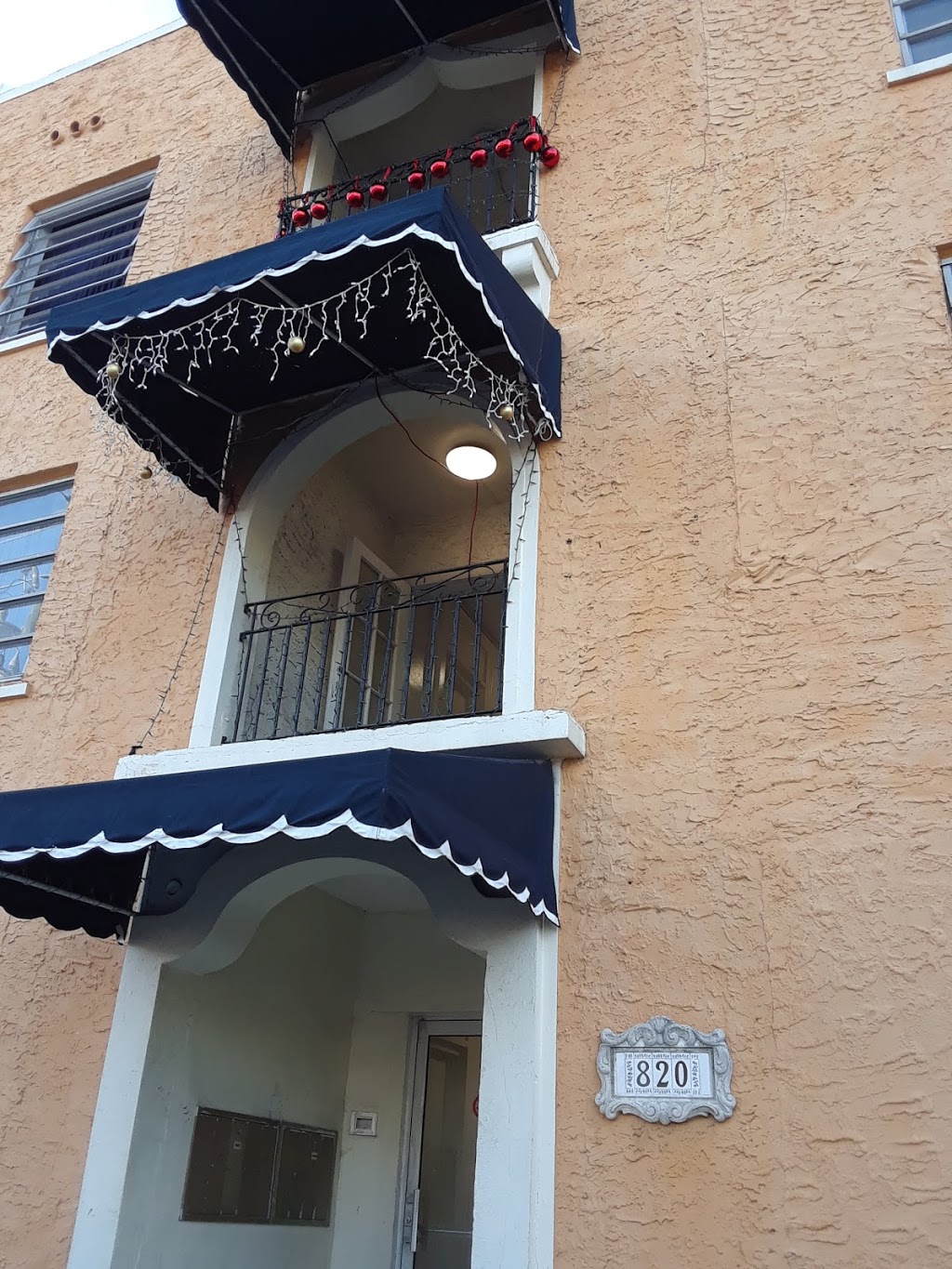 La Esquina Tropical | restaurant | 1060 SW 8th St, Miami, FL 33130, USA | 3058582845 OR +1 305-858-2845