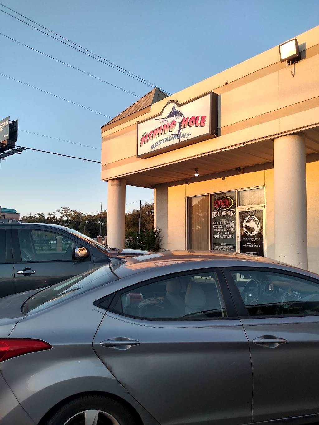 The Fishing Hole Restaurant | restaurant | 15 Brent Ln, Pensacola, FL 32505, USA | 8509126664 OR +1 850-912-6664