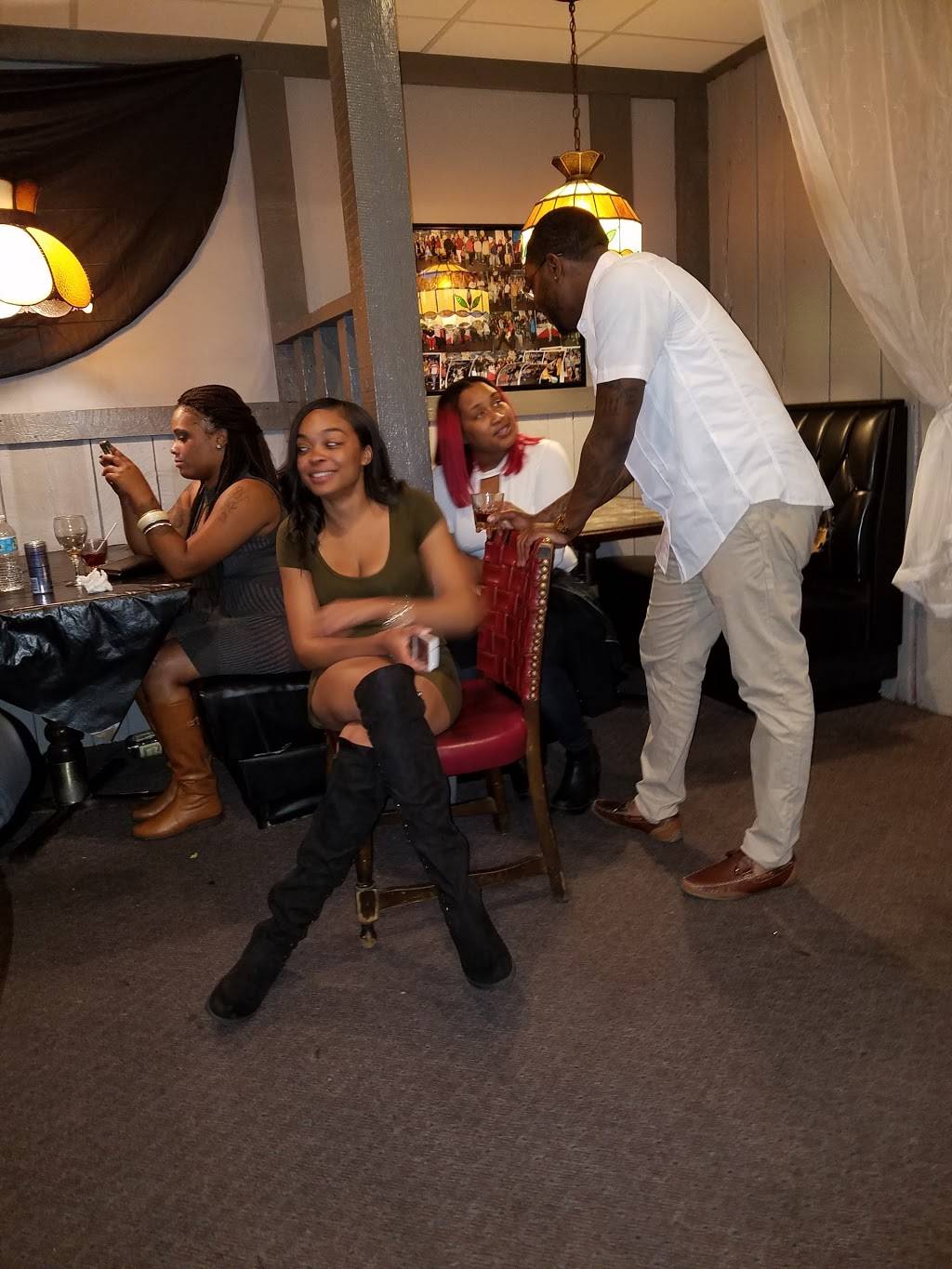 Bobby Des Gateway | restaurant | 25700 Aurora Rd, Bedford Heights, OH 44146, USA | 4404392400 OR +1 440-439-2400