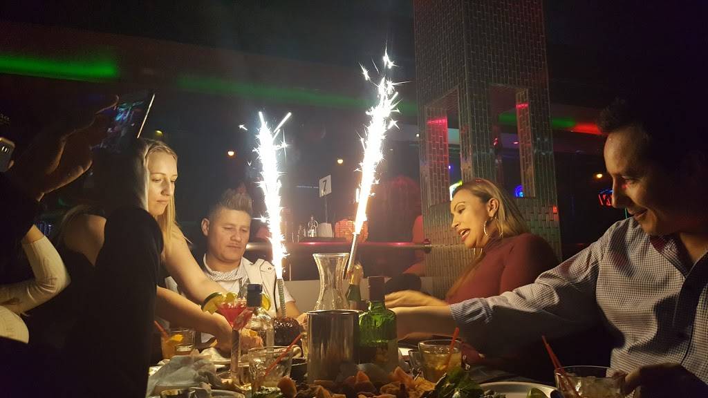 Select Ultra Lounge | restaurant | 2542 W Peterson Ave, Chicago, IL 60659, USA | 7737617500 OR +1 773-761-7500