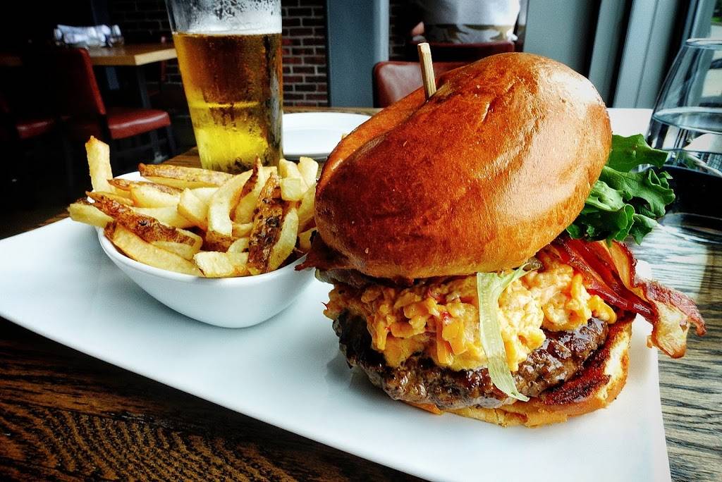 Hunters Landing | restaurant | 82 Fort York Blvd, Toronto, ON M5V 4A6, Canada | 6473526082 OR +1 647-352-6082