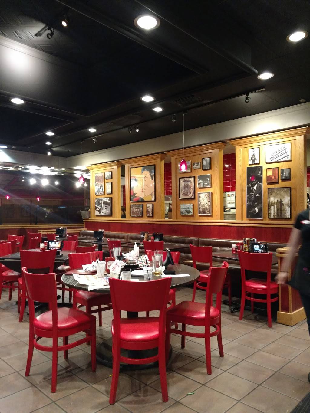 Red Robin Gourmet Burgers and Brews | restaurant | 1491 S Havana St, Aurora, CO 80012, USA | 3036717055 OR +1 303-671-7055