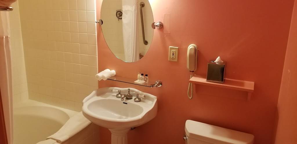 Admiral Fell Inn, an Ascend Hotel Collection Member | restaurant | 888 S Broadway, Baltimore, MD 21231, USA | 4105227377 OR +1 410-522-7377