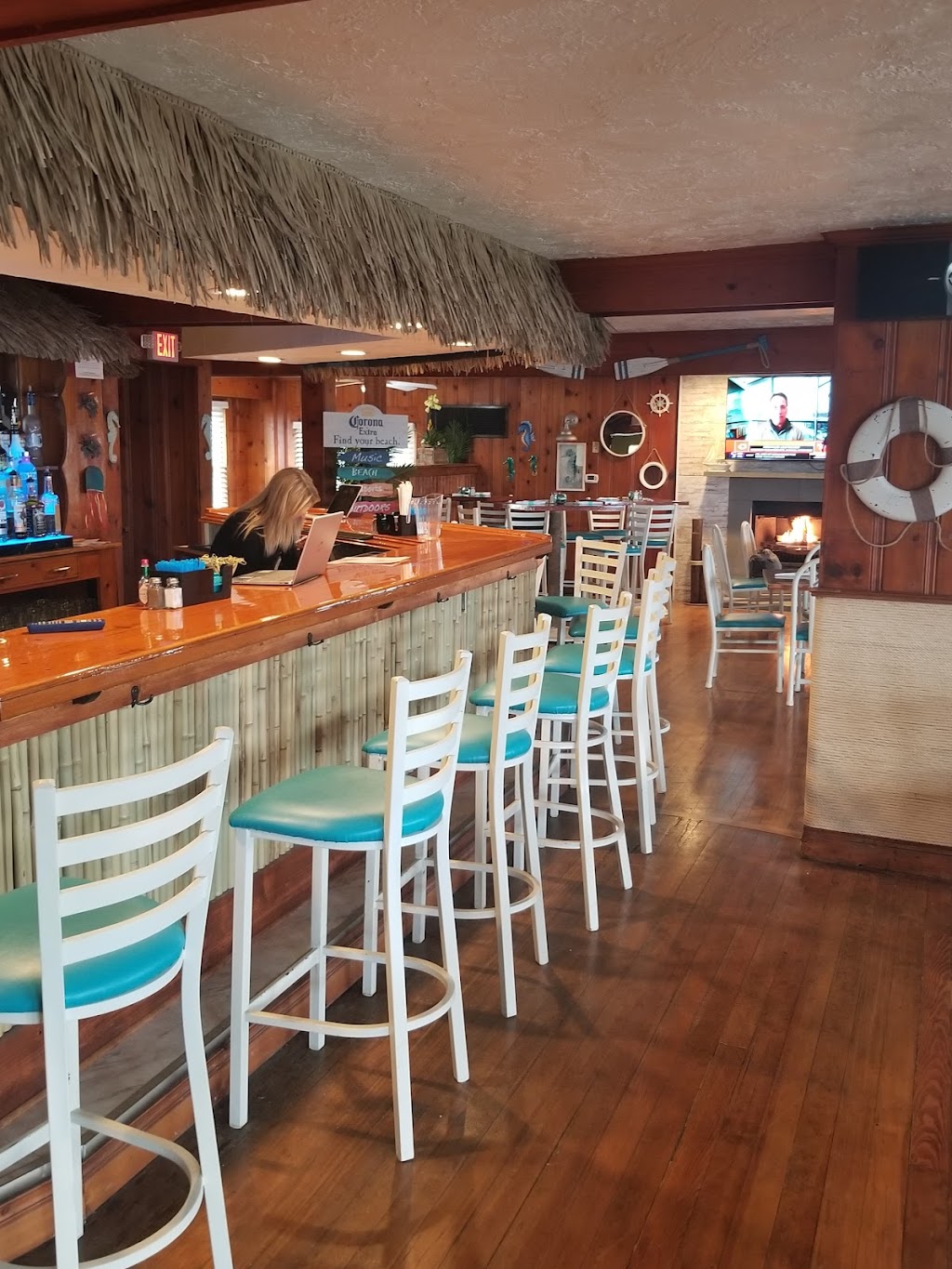 Kraby Js | restaurant | 26250 W Heart O Lakes Blvd, Antioch, IL 60002, USA | 8473957800 OR +1 847-395-7800