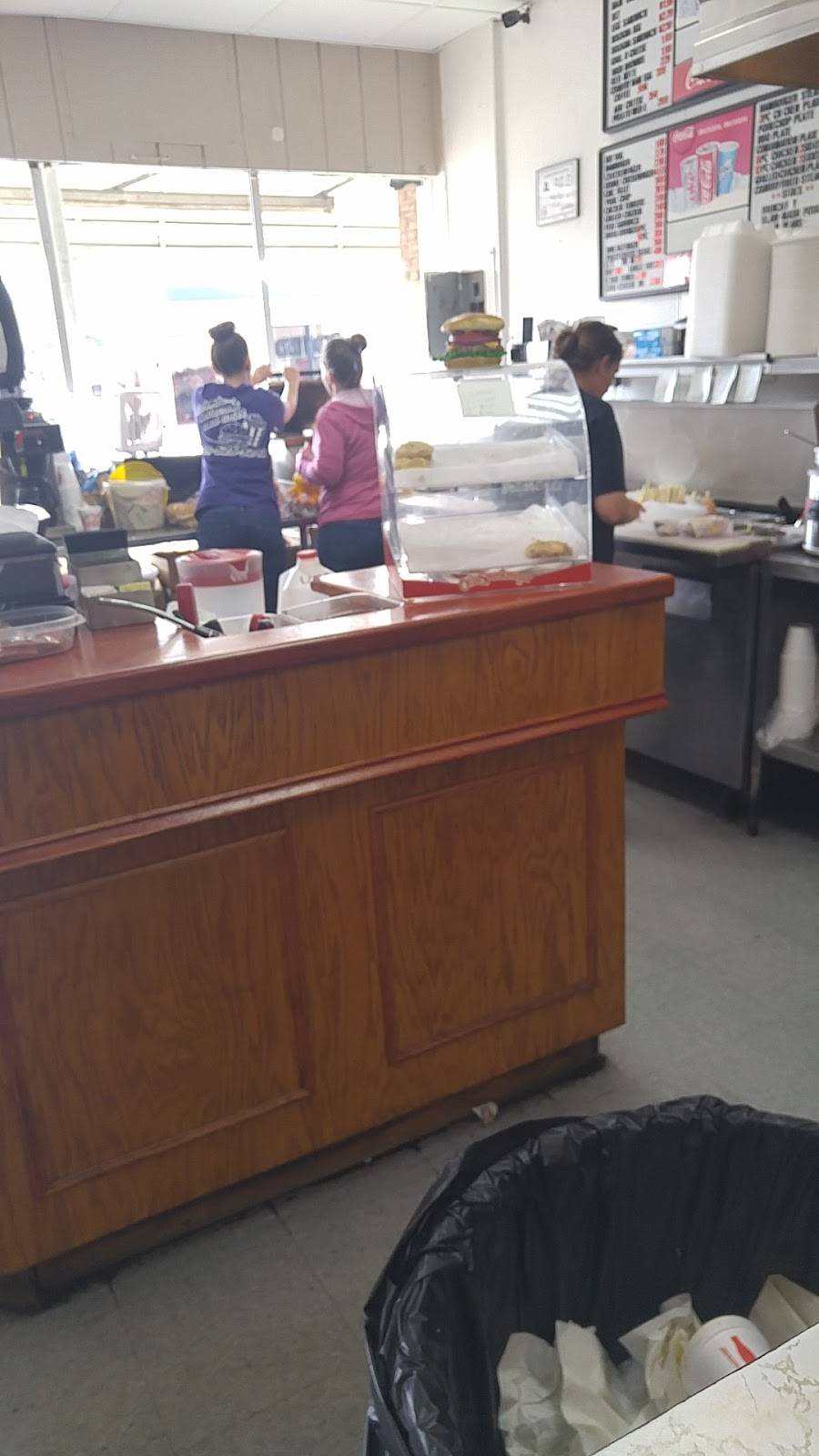 Salemburg Grill | restaurant | 100 S Main St, Salemburg, NC 28385, USA | 9105253292 OR +1 910-525-3292