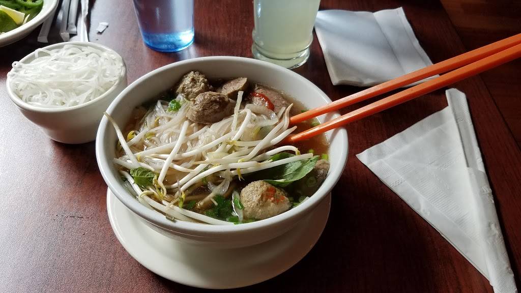 Pho Deluxe | restaurant | 2300 Clarendon Blvd, Arlington, VA 22201, USA | 5716392813 OR +1 571-639-2813