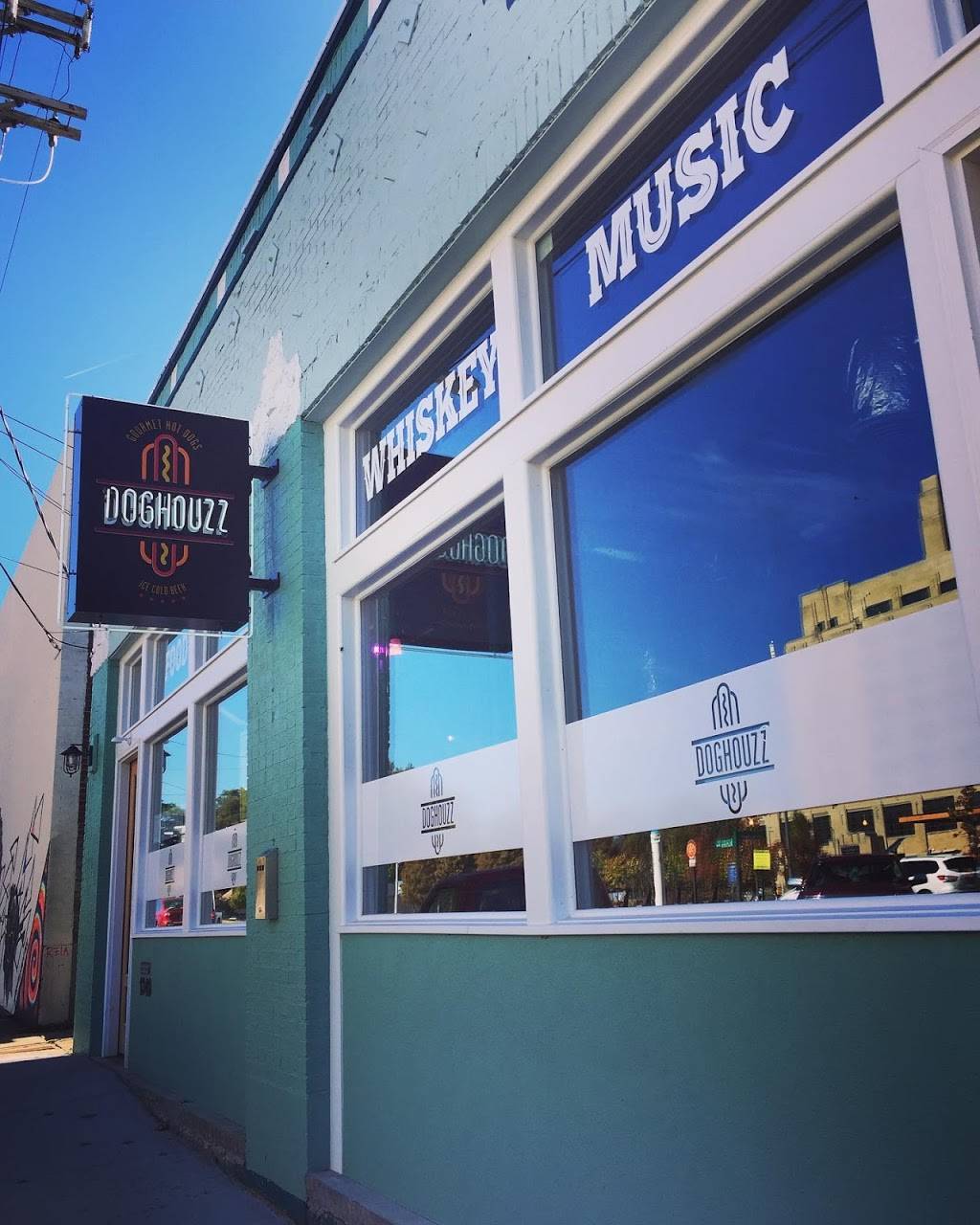 The Doghouzz | restaurant | 1349 Autumn Ave, Memphis, TN 38104, USA | 9012077770 OR +1 901-207-7770