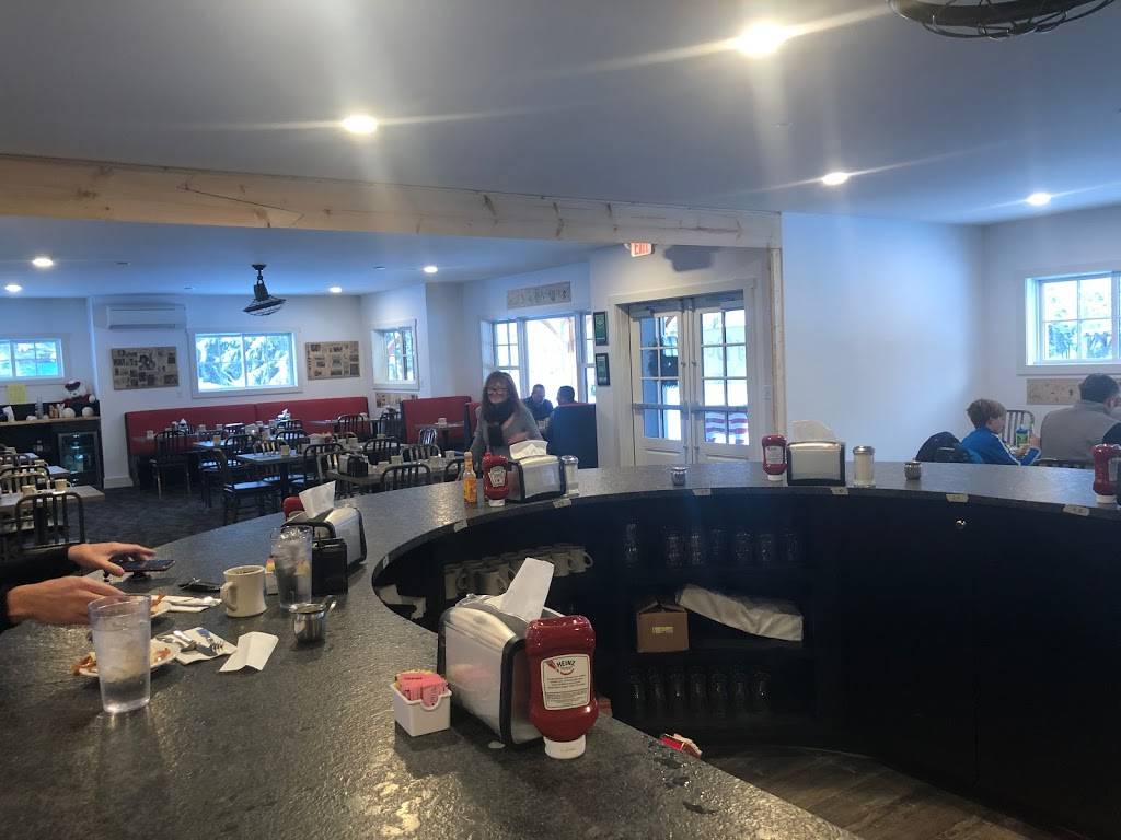 Betseys Dots of Dover | restaurant | 2 Mountain Park Plaza, West Dover, VT 05356, USA | 8024646476 OR +1 802-464-6476