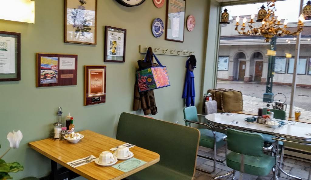 Flurys Cafe | restaurant | 2202 Front St, Cuyahoga Falls, OH 44221, USA | 3309291315 OR +1 330-929-1315