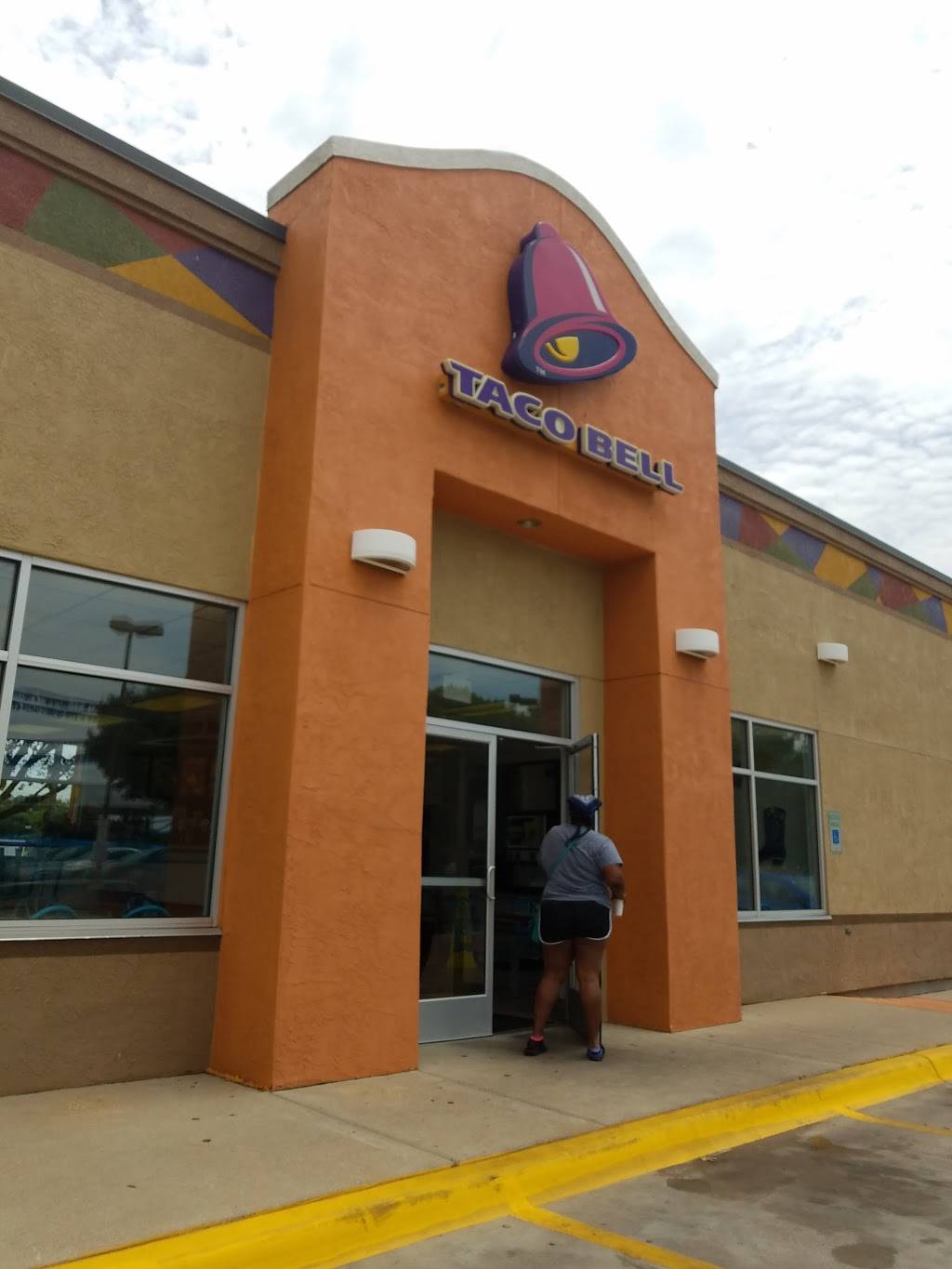 Taco Bell | meal takeaway | 1701 California Pkwy S, Fort Worth, TX 76134, USA | 8175688994 OR +1 817-568-8994