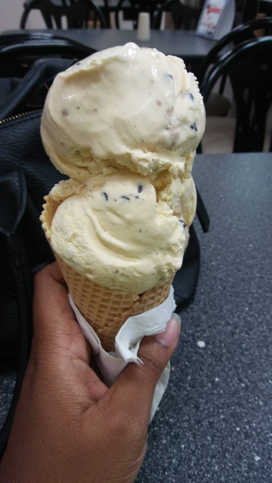 Braums Ice Cream & Burger Restaurant | restaurant | 6821 NW 23rd St, Bethany, OK 73008, USA | 4057878930 OR +1 405-787-8930