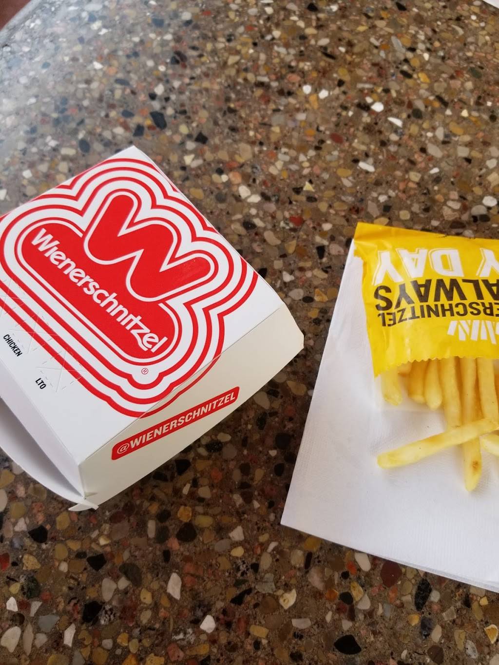 Wienerschnitzel | restaurant | 4631 N Blackstone Ave, Fresno, CA 93726, USA | 5592222727 OR +1 559-222-2727