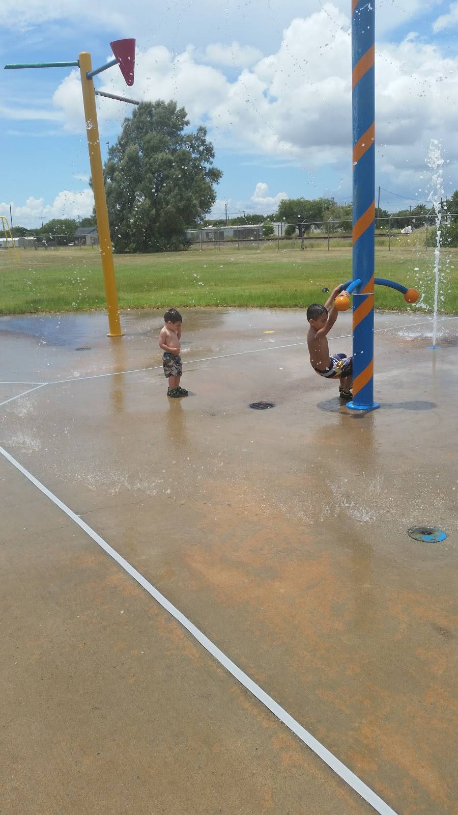 Flores Restaurant | restaurant | 517 B Ave, Sinton, TX 78387, USA | 3613642107 OR +1 361-364-2107