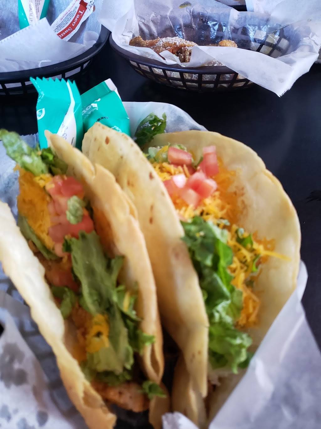 Dinas Pizza & Pub | restaurant | 5701 Memphis Ave, Cleveland, OH 44144, USA | 2163513663 OR +1 216-351-3663