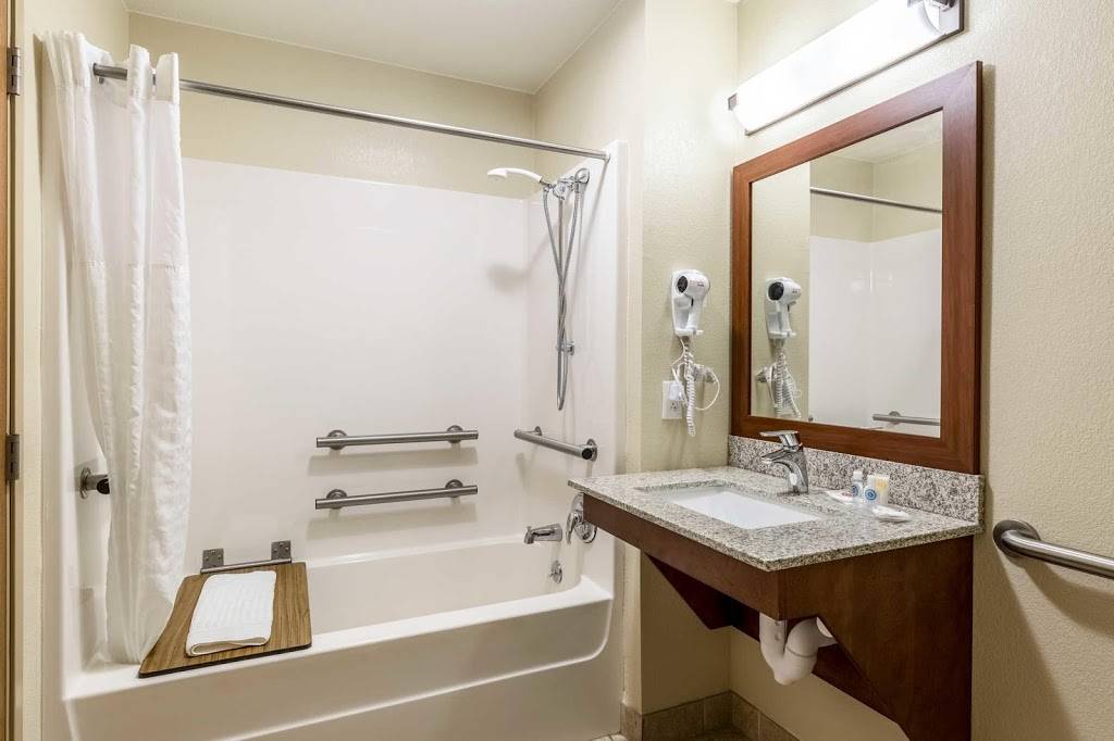 Comfort Suites | restaurant | 1780 Stonegate Center Dr, Burlington, IA 52601, USA | 3197531300 OR +1 319-753-1300