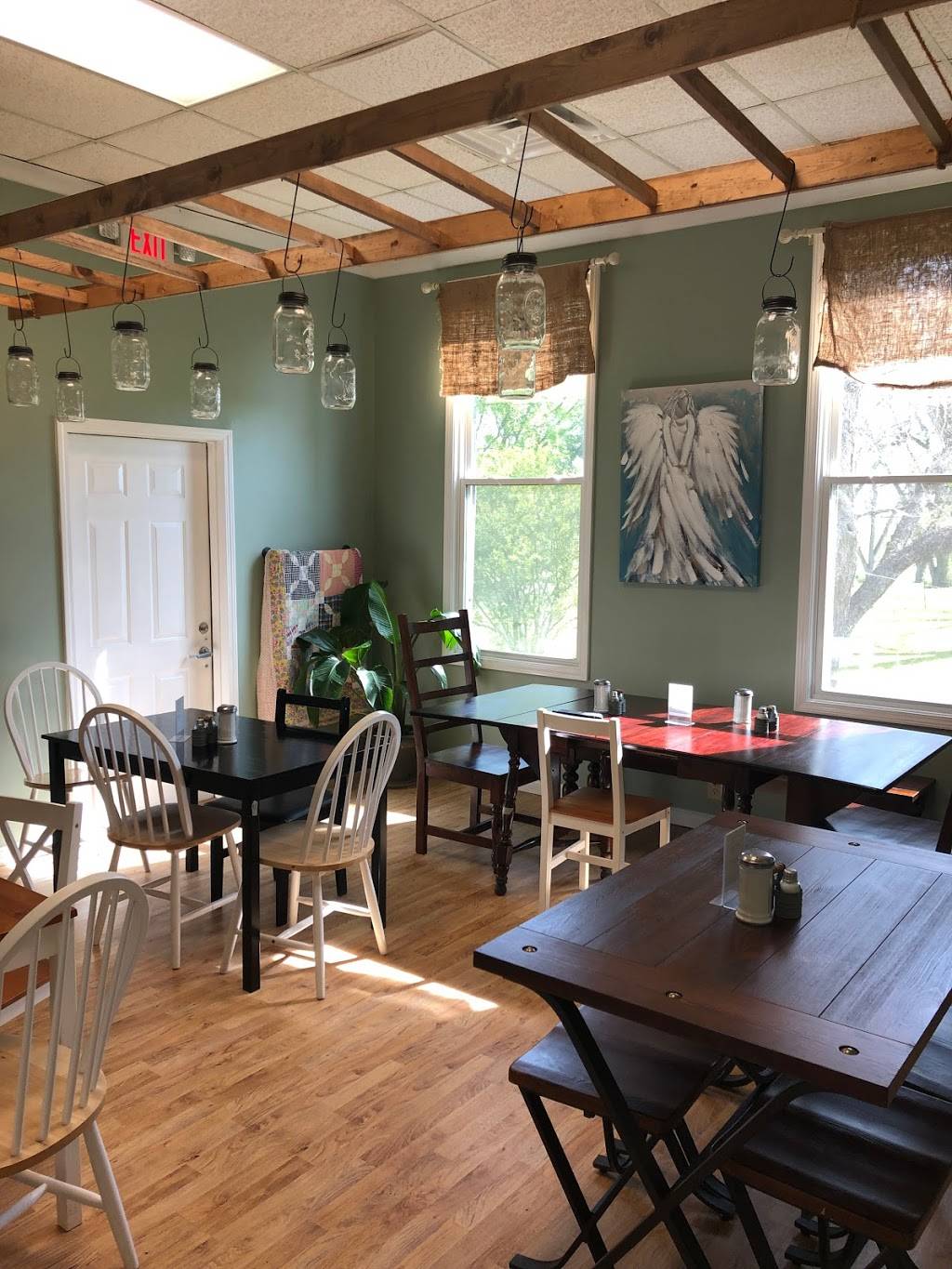 Annas Place | restaurant | 10380 Holtville Rd, Deatsville, AL 36022, USA | 3345434331 OR +1 334-543-4331