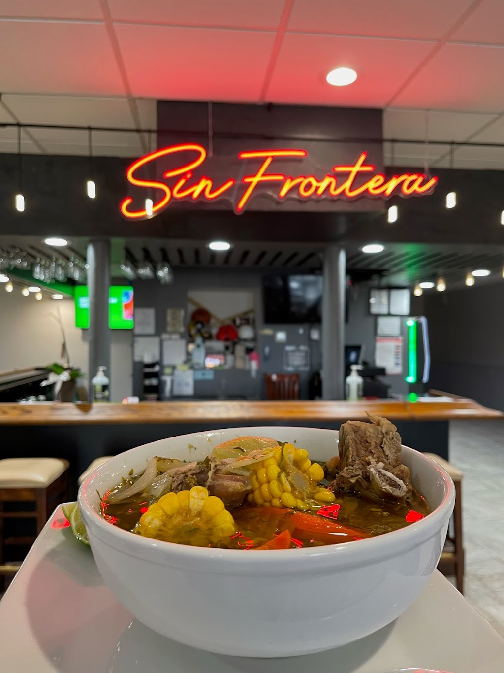 Sin Frontera Sports Bar & Restaurant | restaurant | 94 Union Ave, New Rochelle, NY 10801, USA | 9143552739 OR +1 914-355-2739