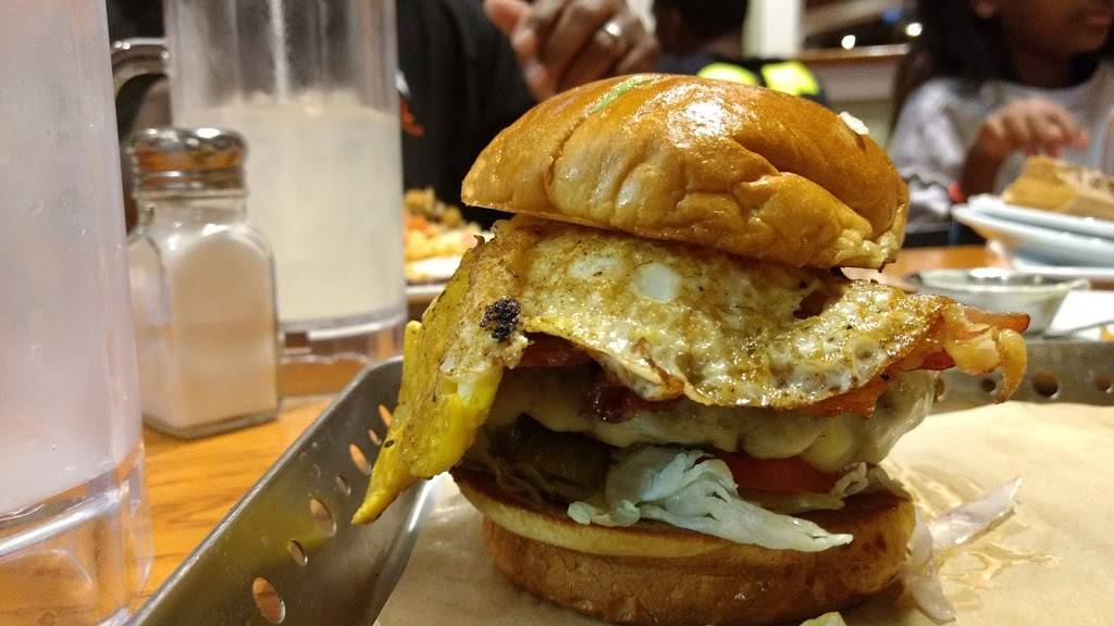 Chilis Grill & Bar | restaurant | 4609 Poplar Ave, Memphis, TN 38117, USA | 9016852257 OR +1 901-685-2257